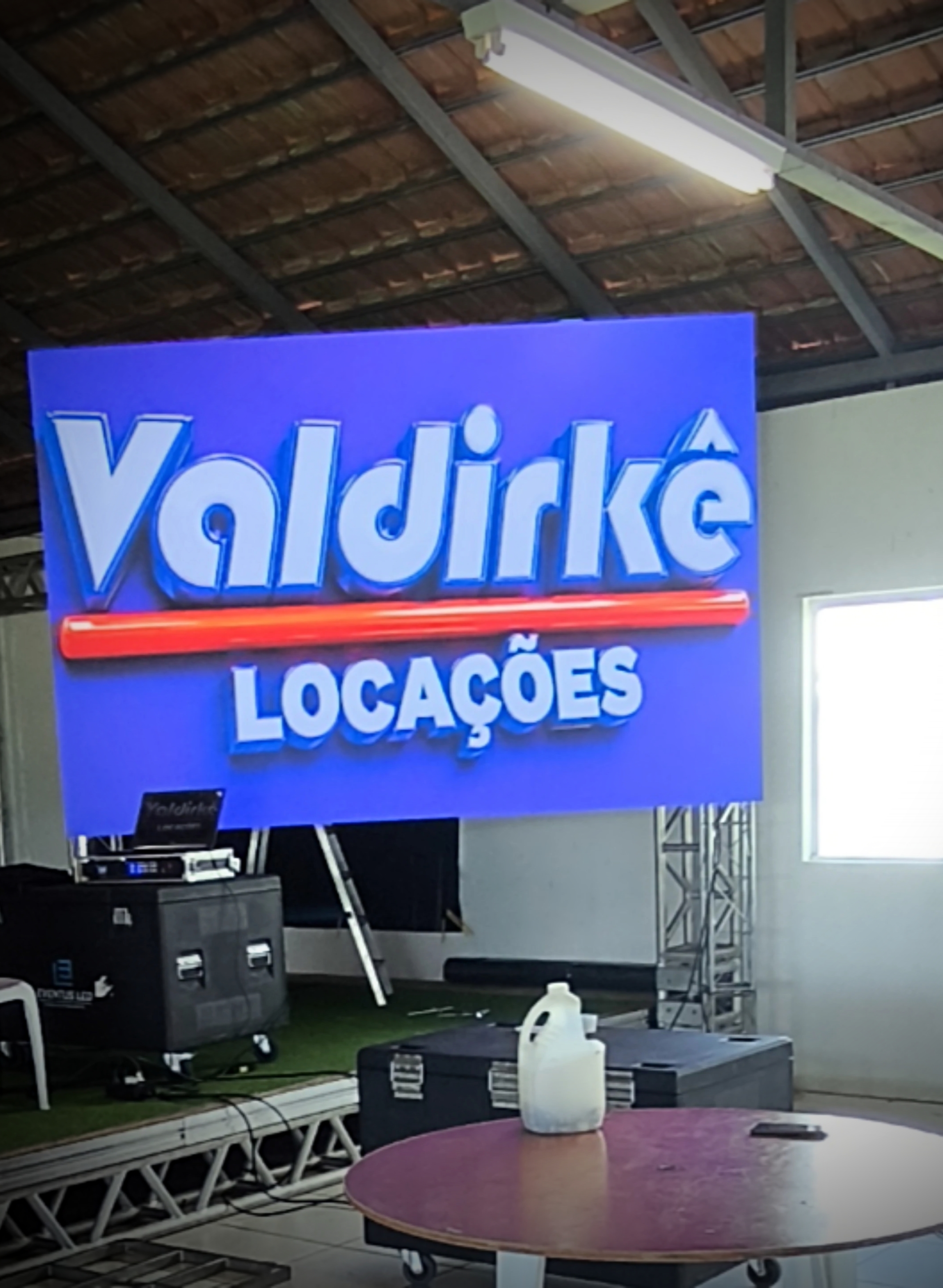 Montagem Valdirkê com painel, banners e som