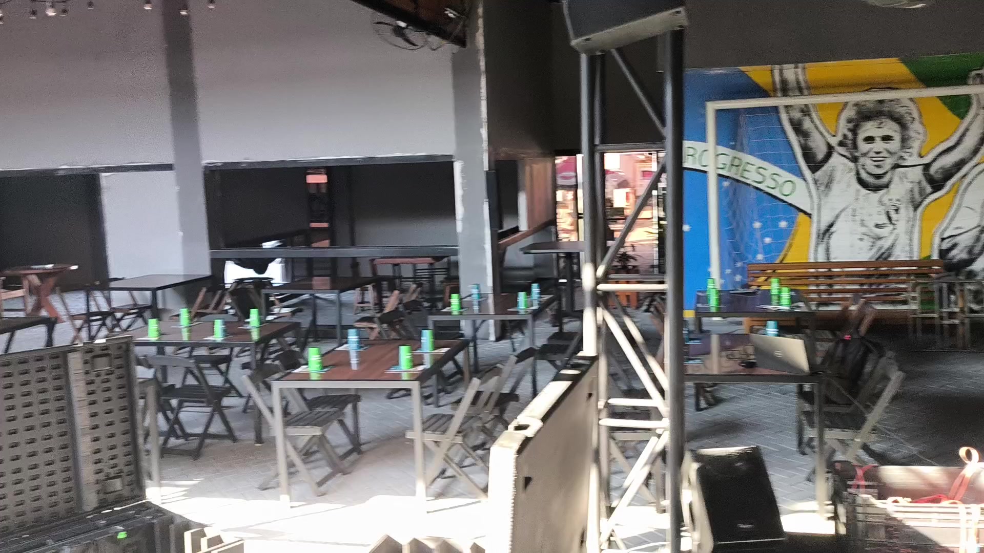 Caixas de som em montagem real de evento
